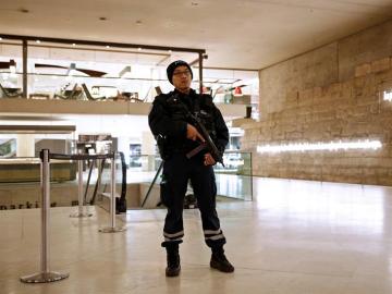 Un agente de policía en el interior del Museo del Louvre