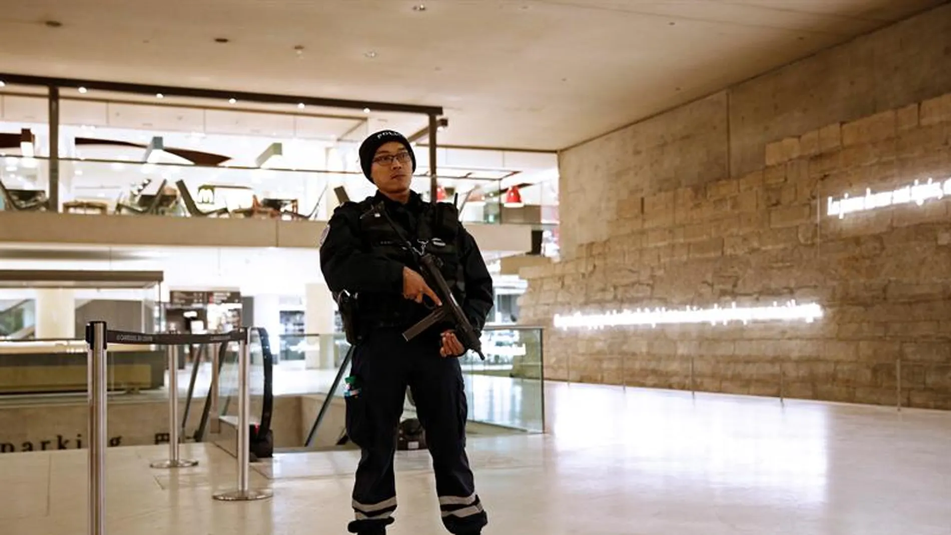 Un agente de policía en el interior del Museo del Louvre Un agente de policía en el interior del Museo del Louvre
