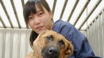 Chien Chih-cheng, junto a uno de los perros del refugio