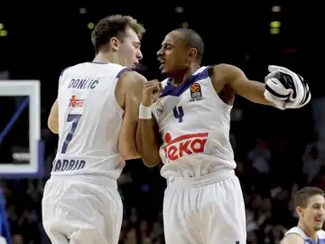 Luka Doncic celebrando con Dontaye Draper Luka Doncic celebrando con Dontaye Draper