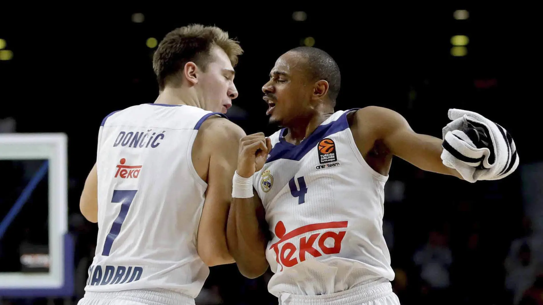 Luka Doncic celebrando con Dontaye Draper Luka Doncic celebrando con Dontaye Draper