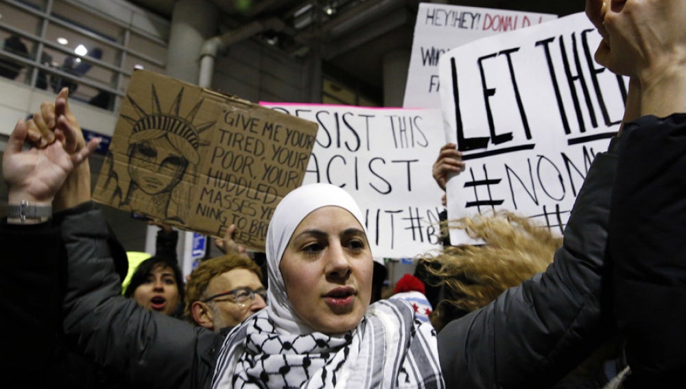 Manifestantes en la terminal 5 del aeropuerto O'Hare en Chicago (EEUU)
