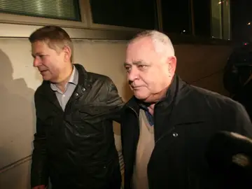 El tesorero de CDC, Andreu Viloca (d), abandona la comandancia de la Guardia Civil de Tarragona, tras quedar en libertad El tesorero de CDC, Andreu Viloca (d), abandona la comandancia de la Guardia Civil de Tarragona, tras quedar en libertad