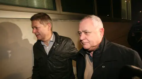 El tesorero de CDC, Andreu Viloca (d), abandona la comandancia de la Guardia Civil de Tarragona, tras quedar en libertad El tesorero de CDC, Andreu Viloca (d), abandona la comandancia de la Guardia Civil de Tarragona, tras quedar en libertad