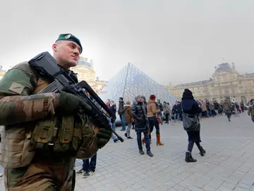 Un soldado francés frente al museo del Louvre Un soldado francés frente al museo del Louvre
