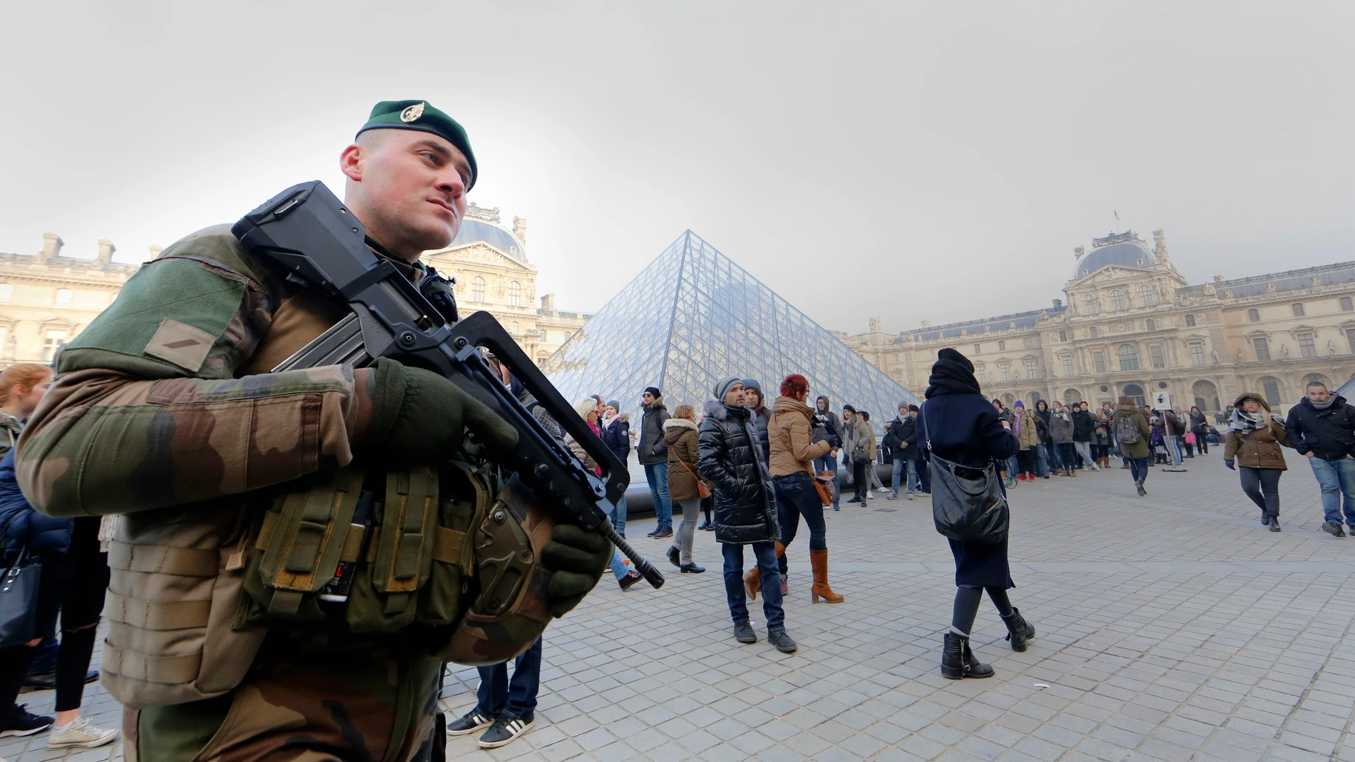 Un soldado francés frente al museo del Louvre Un soldado francés frente al museo del Louvre