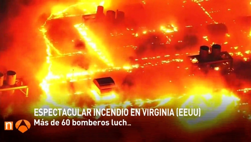 Frame 2.801775 de: Incendio de grandes dimensiones en una planta de reciclaje de Virginia, en Estados Unidos
