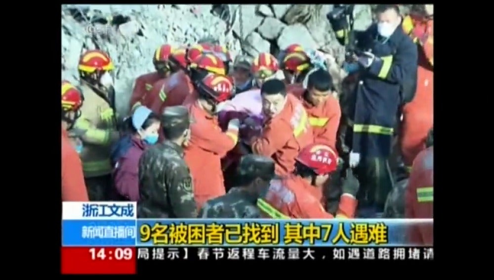 Frame 14.52 de: Se derrumban cuatro edificios en China y rescatan a una mujer 14 horas más tarde