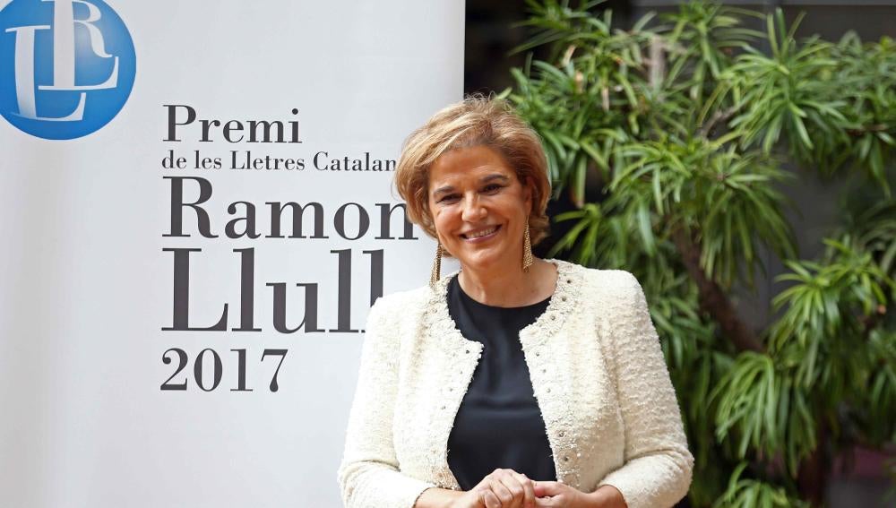 La periodista Pilar Rahola posa tras ganar la XXXVII edición del Premio Ramon Llull de las Letras Catalanas
