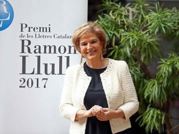 La periodista Pilar Rahola posa tras ganar la XXXVII edición del Premio Ramon Llull de las Letras Catalanas
