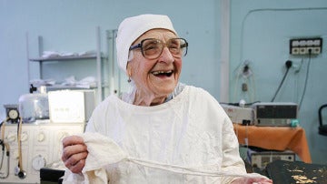 Alla Levushkina, la cirujana de 89 años