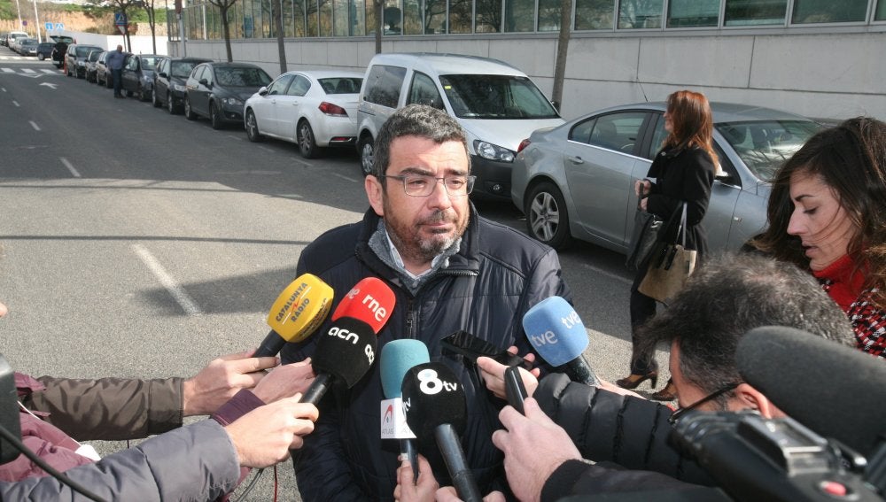 El responsable jurídico de CDC, Francesc Sánchez, atiende a los medios después de que haya quedado en libertad