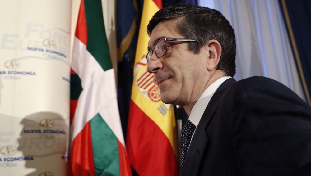 El candidato a secretario general del PSOE Patxi López en su llegada al desayuno informativo organizado por Nueva Economía Forum