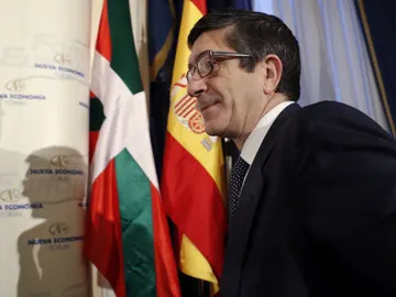 El candidato a secretario general del PSOE Patxi López en su llegada al desayuno informativo organizado por Nueva Economía Forum El candidato a secretario general del PSOE Patxi López en su llegada al desayuno informativo organizado por Nueva Economía Forum