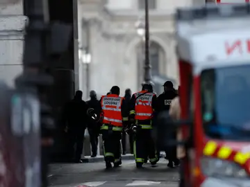 Bomberos y policías a las puertas del Louvre Bomberos y policías a las puertas del Louvre