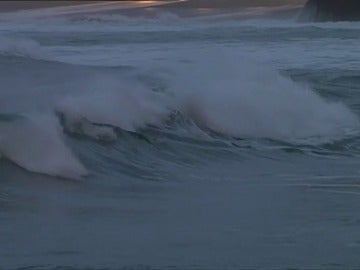 Frame 25.160275 de: A Coruña, Lugo y Pontevedra siguen en alerta roja por olas de 10 metros