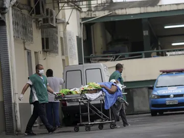 Unos méñdicos brasileños trasladan a un paciente en Río de Janeiro Unos méñdicos brasileños trasladan a un paciente en Río de Janeiro