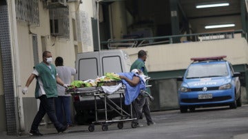 Unos méñdicos brasileños trasladan a un paciente en Río de Janeiro