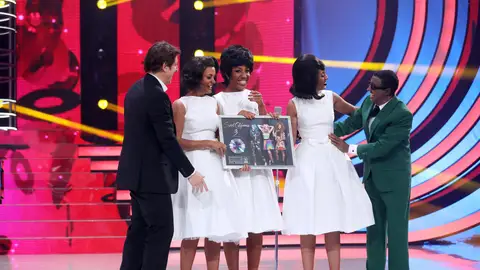 Sweet California recibe el disco de platino tras su actuación con Canco Rodríguez Sweet California recibe el disco de platino tras su actuación con Canco Rodríguez