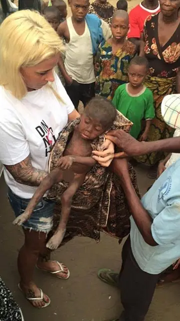 Anja rescatando a Hope Anja rescatando a Hope