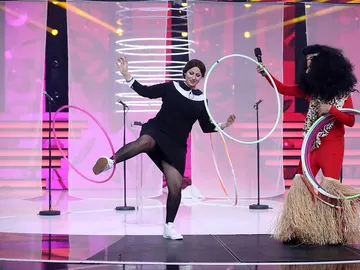 Rosa López nos hipnotiza con su talento con los aros ‘africanos’ Rosa López nos hipnotiza con su talento con los aros ‘africanos’