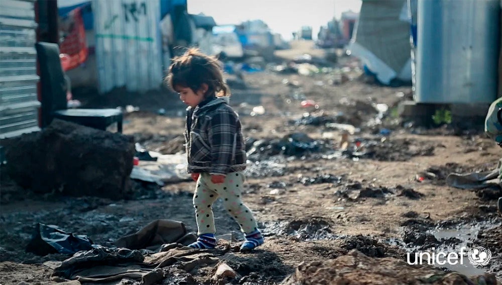 Una niña refugiada en un campamento