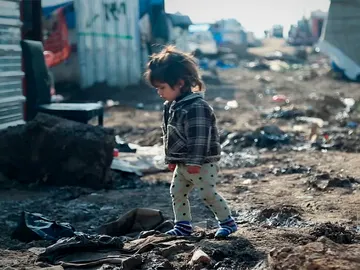 Una niña refugiada en un campamento Una niña refugiada en un campamento