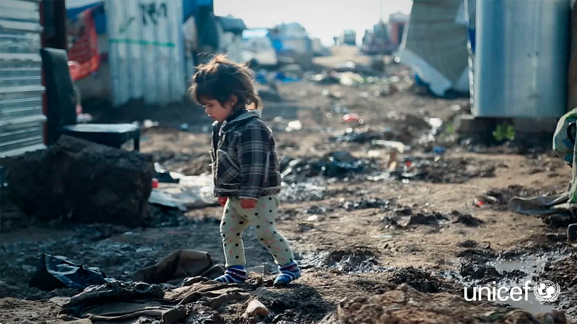 Una niña refugiada en un campamento Una niña refugiada en un campamento