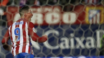 Fernando Torres celebra un gol con el Atlético