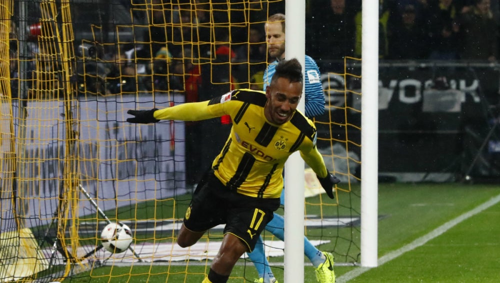 Aubameyang celebra un gol contra el RB Leipzig