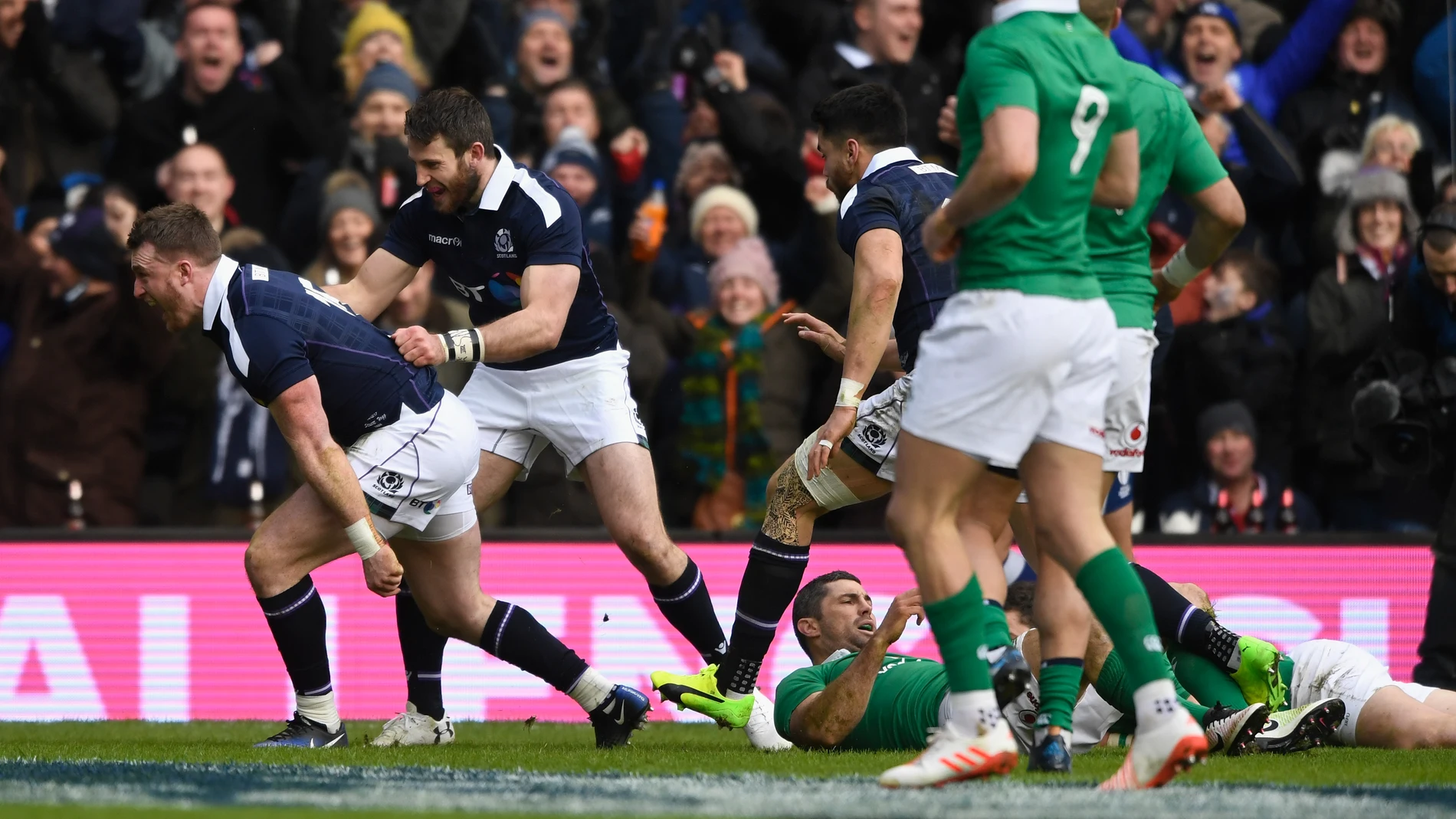 Stuart Hogg celebra su ensayo ante Irlanda Stuart Hogg celebra su ensayo ante Irlanda