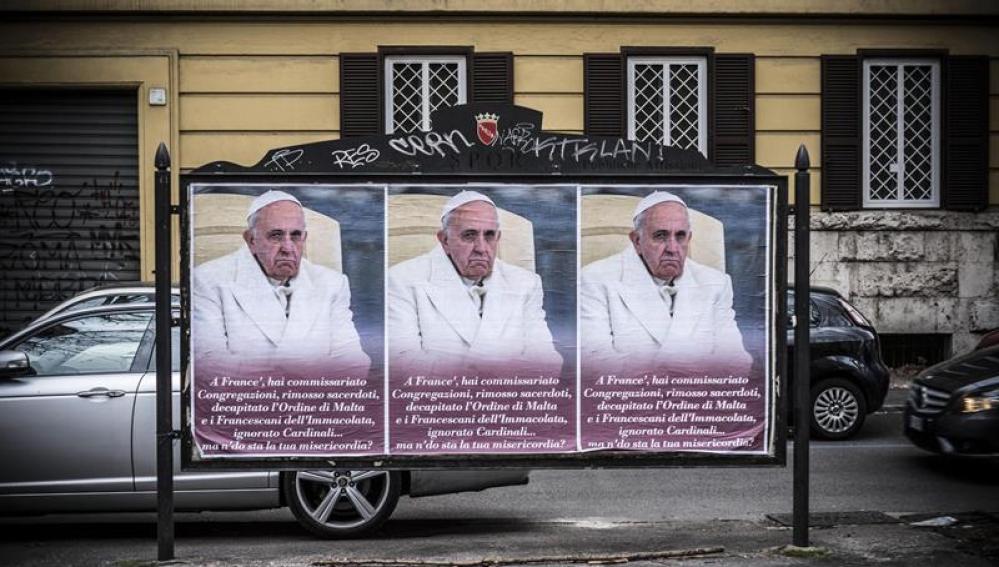 Carteles criticando al Papa