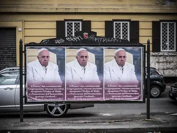 Carteles criticando al Papa Carteles criticando al Papa