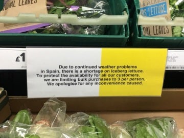 El cartel que han colgado muchos supermercados británicos