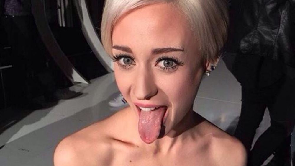 Elena Rivera como Miley Cyrus