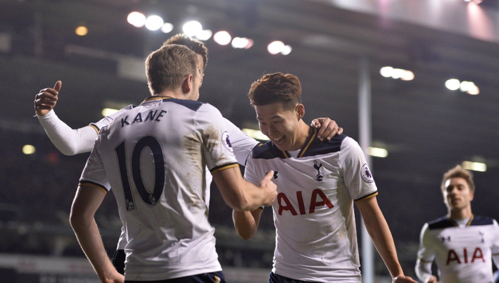 Kane celebra un gol con Son