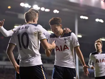 Kane celebra un gol con Son Kane celebra un gol con Son