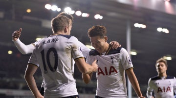 Kane celebra un gol con Son