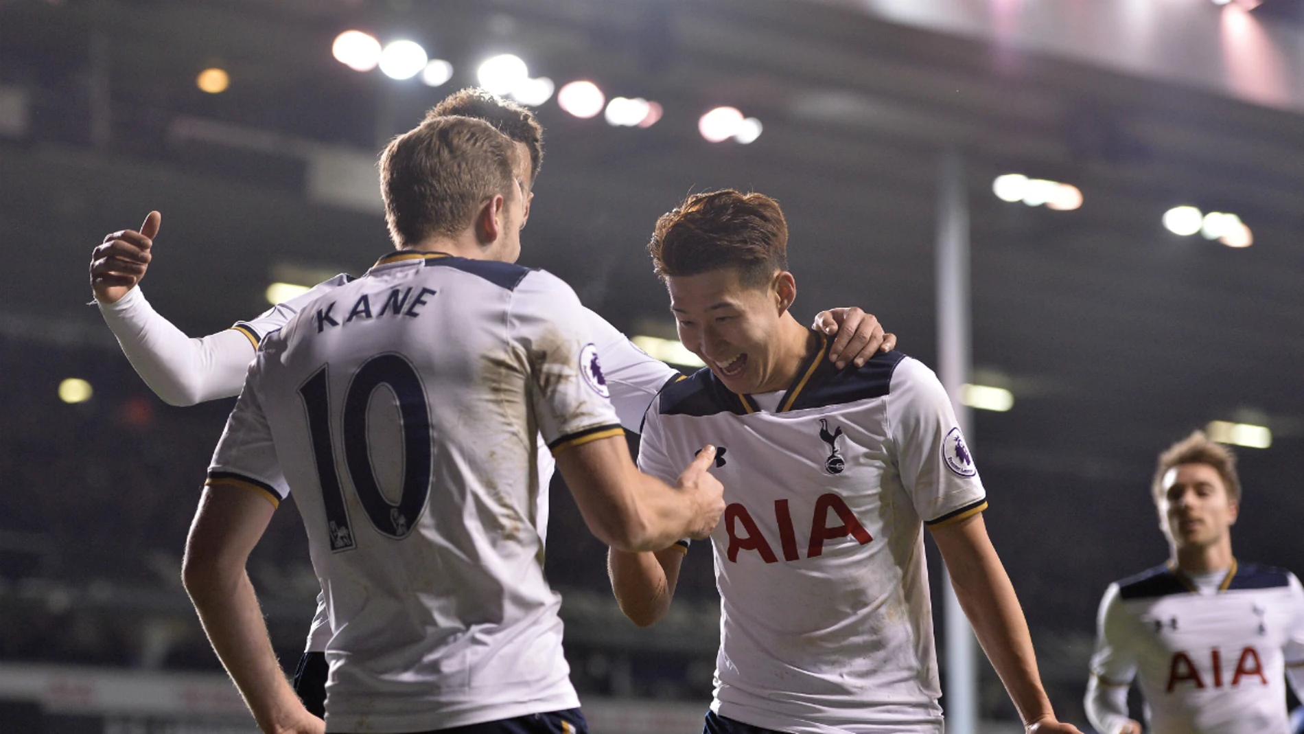 Kane celebra un gol con Son Kane celebra un gol con Son