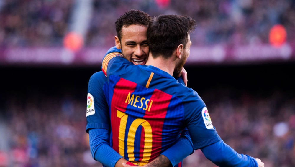Messi se abraza a Neymar