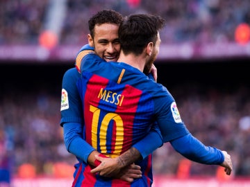 Messi se abraza a Neymar
