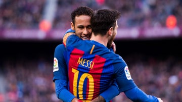 Messi se abraza a Neymar
