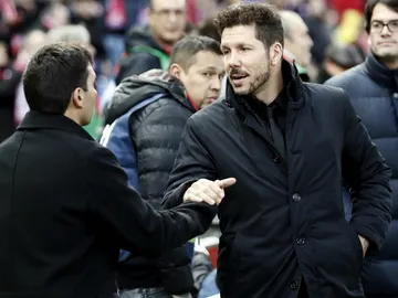 Simeone saluda a Garitano Simeone saluda a Garitano