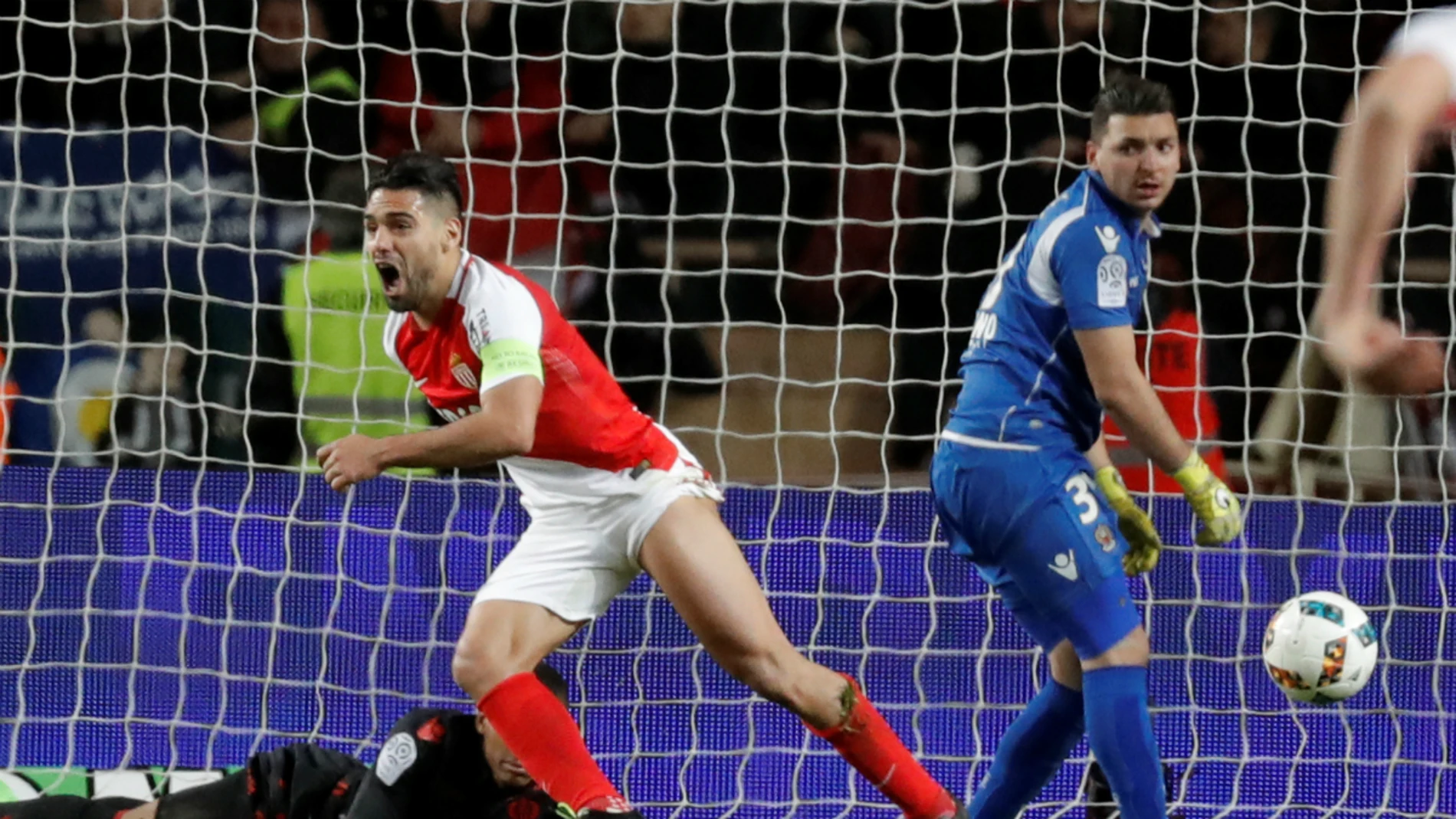 Falcao le marca un gol al Niza Falcao le marca un gol al Niza