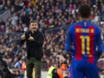 Luis Enrique da instrucciones a Neymar