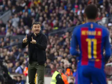 Luis Enrique da instrucciones a Neymar Luis Enrique da instrucciones a Neymar