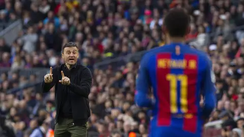 Luis Enrique da instrucciones a Neymar Luis Enrique da instrucciones a Neymar