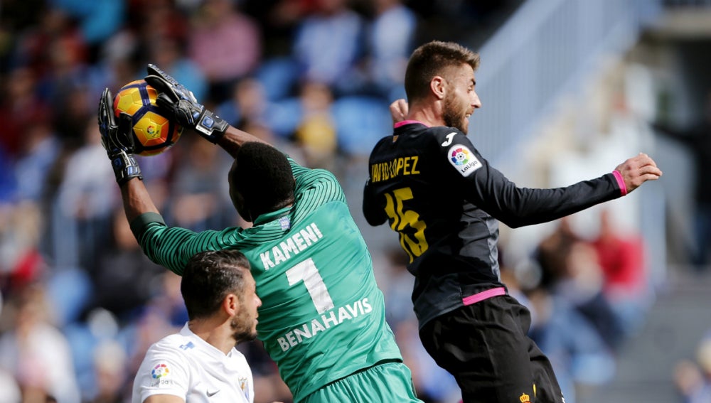Kameni atrapa un balón ante Javi López