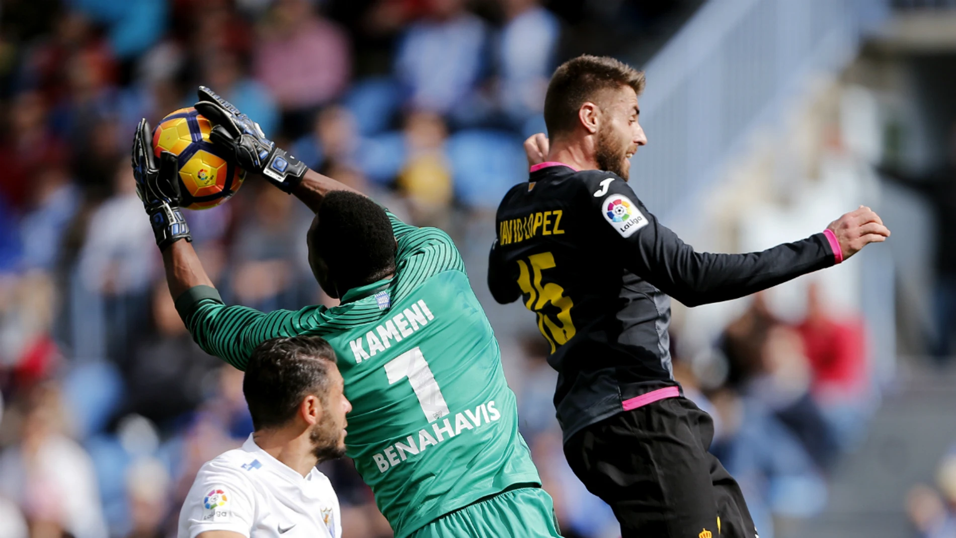 Kameni atrapa un balón ante Javi López Kameni atrapa un balón ante Javi López