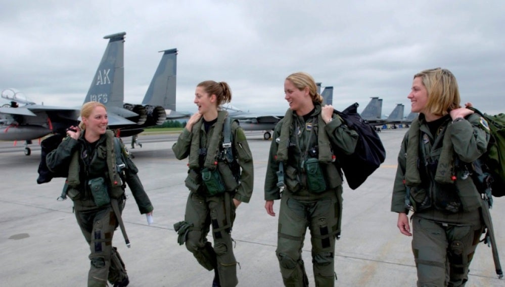 Cuatro mujeres con su uniforme militar